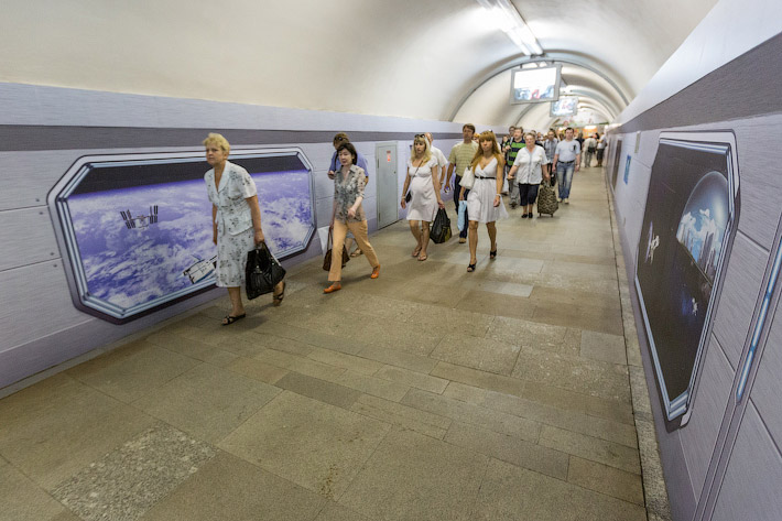 реклама в метро брендирование тоннеля между станциями