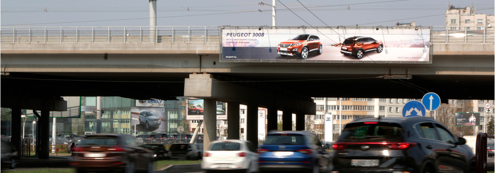 Баннер 24×1,8 м на мосту, хорошо видимый с дороги