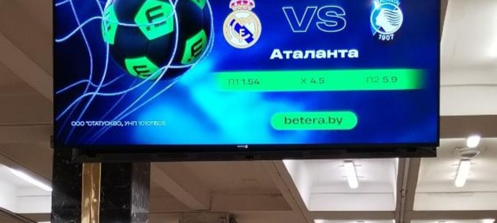 Рекламный ролик на экране внутри перехода метро, высокая видимость