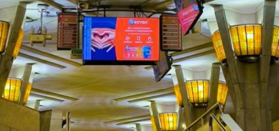 Видеодисплей с динамической рекламой в переходе метро