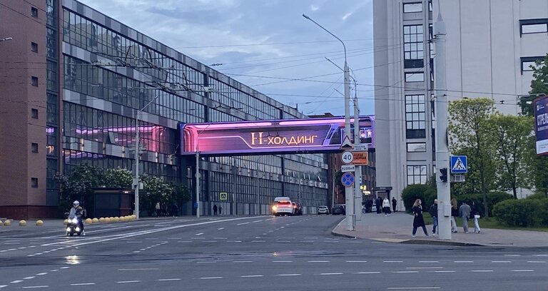 Новый рекламный экран в центре Минска: цифровое доминирование на пересечении Куйбышева и Машерова