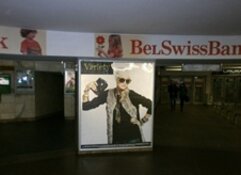 Отличное место для рекламы в метро!