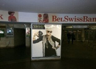 Отличное место для рекламы в метро!