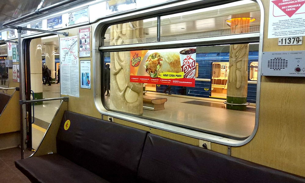 Рекламный стикер на стекле вагона минского метро 