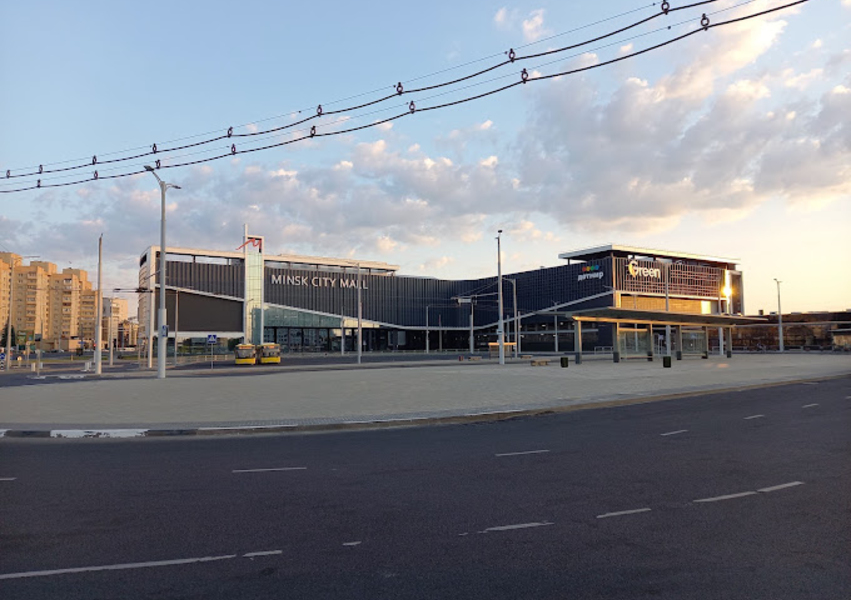 Яркий LED-медиафасад ТРЦ Minsk City Mall на ул. Толстого, рекламный ролик на фасаде крупным планом