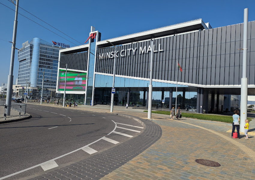Вид медиаэкрана площадью 216 кв.м на Minsk City Mall, контент ярко подсвечен