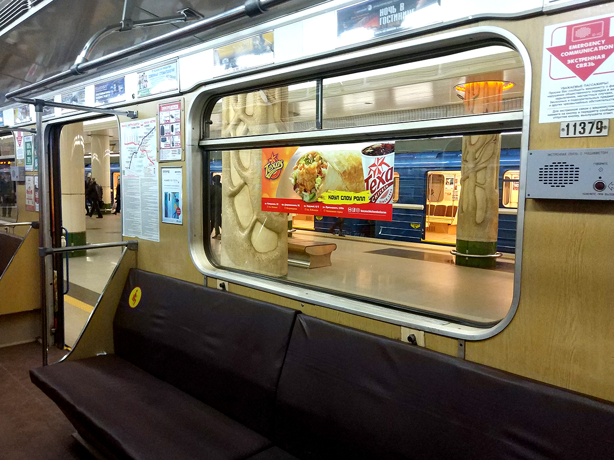 Фотоотчет размещения стикеров на стеклах в вагонах метро - Фото 1